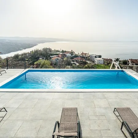 公寓 Nachhaltige Wellnessauszeit Mit Traumblick, Pool, Sauna, Whirl-wanne
